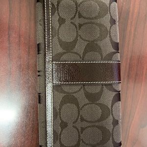 Coach signature wallet Chocolate in color